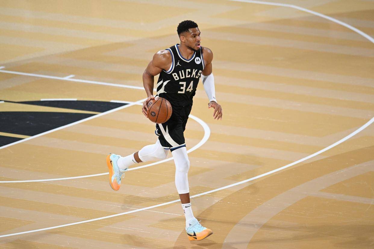 篮网横扫雄鹿，字母哥完成帽子戏法的简单介绍