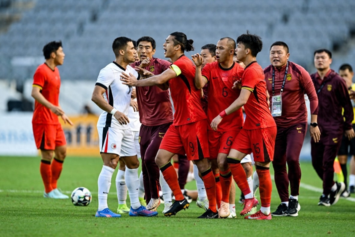 包含中国足球职业联赛战局如火如荼，球队实力对比激烈的词条