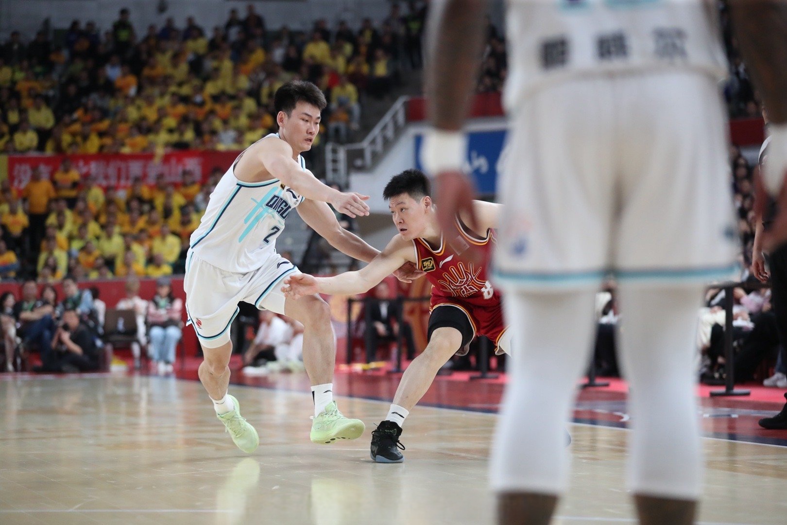 比赛中双方战力激烈，胜负难分