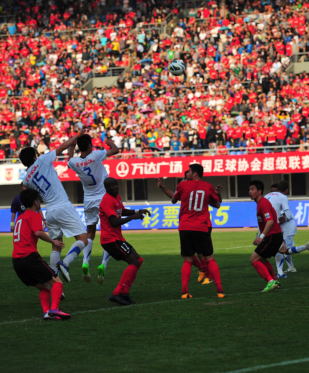 比赛中双方战力激烈，胜负难分