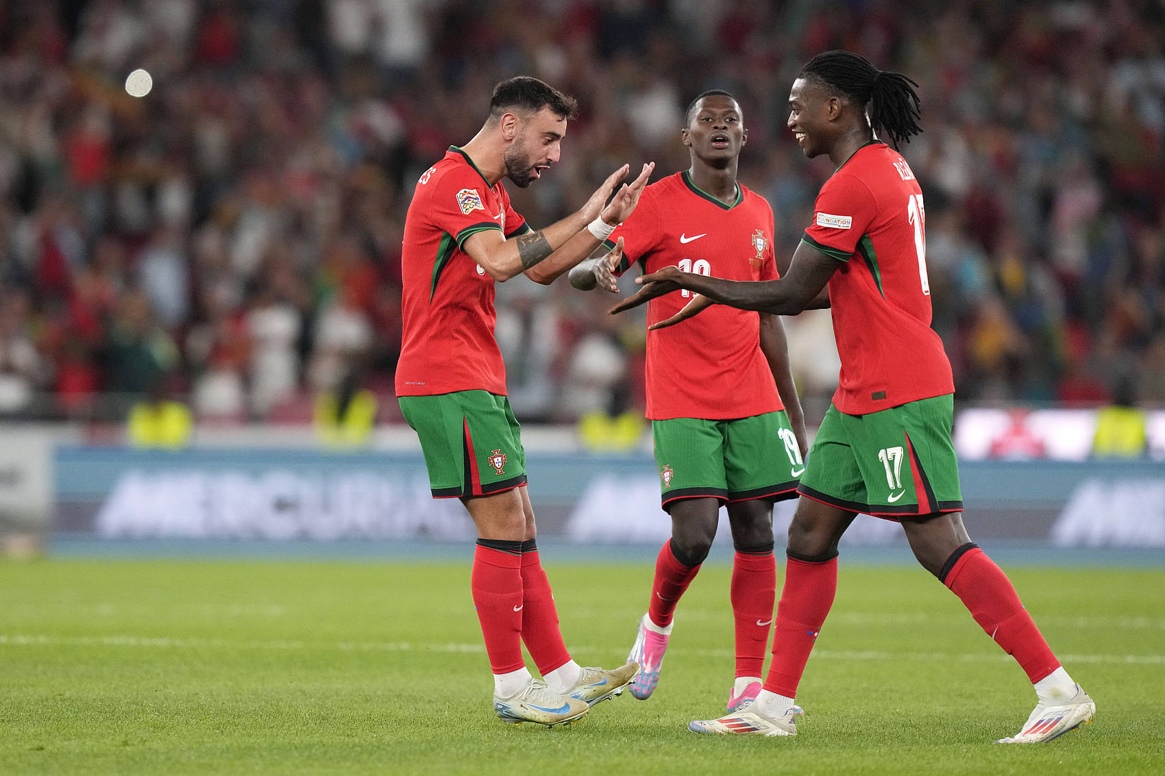 包含苏格兰客场逼平葡萄牙，逼平对手获得平局的词条