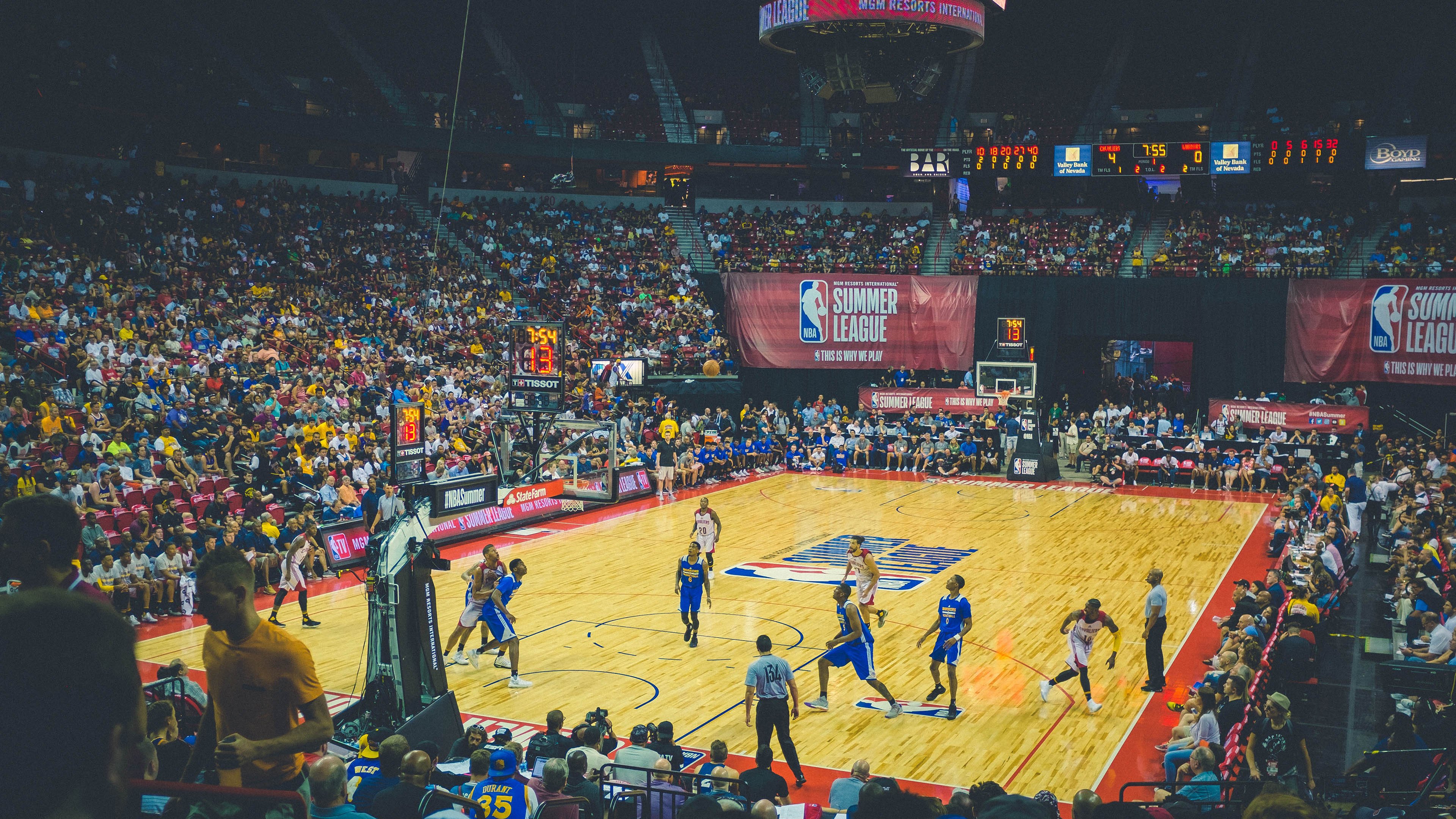 雷霆全面压制76人,保罗完成里程碑,老将的智慧与团队的胜利