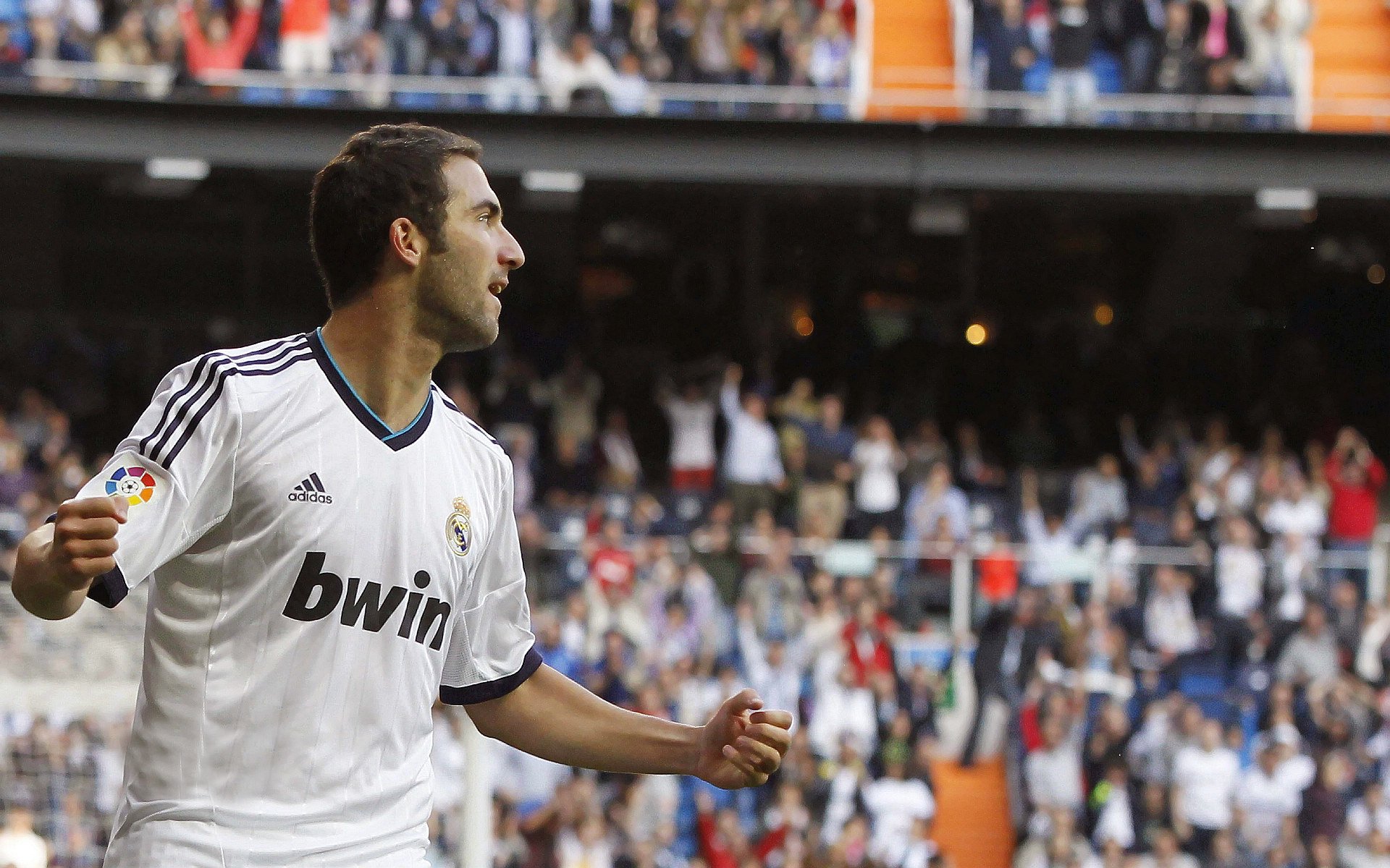 PG电子娱乐在线-双线焦点，勒沃库森鏖战红牛显韧性，厄德高在意甲舞台接管比赛